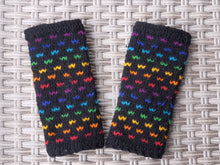 Laden Sie das Bild in den Galerie-Viewer, Liquorice Fingerless Mitts / Wrist Warmers