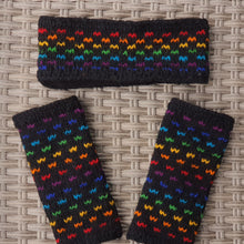 Laden Sie das Bild in den Galerie-Viewer, Liquorice Fingerless Mitts / Wrist Warmers