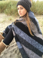Laden Sie das Bild in den Galerie-Viewer, Stripies - Nepalese Shawls
